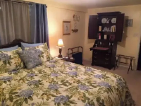 Cozy Rosecrest Suite, 1 min to I-75, full kitchen, sleeps 4, Safe area