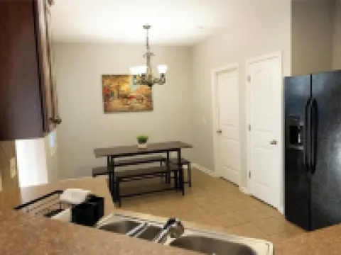 Charming 3-bedroom house in small-town Byron with WiFi, AC, and patio seating. Hoteles en Byron