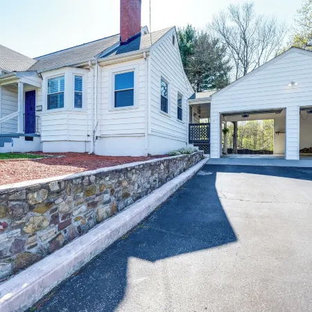 Pet-Friendly Roanoke Retreat w/ Theater