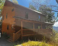 Beautiful and relaxing mountain log cabin with stunning views