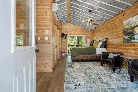 Cabin #4 @ Rock Creek Cabins! Kin Bed! 15 min. from National Park! Pet Friendly!