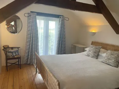 Cosy, quiet space in pretty countryside with access to fields. 20 mins to coast. 住宿飯店