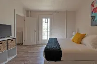 Colorful Modern Hideaway In Downtown Woodstock - AC & WiFi Hotels near Zena Recreation Park Swim and Tennis Club (Private)