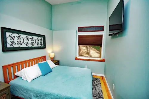Sunshine Daydream Cottage-Natural Setting in Town