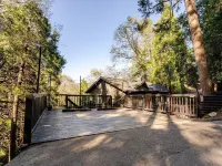 Serene Treetop Getaway- Cozy & Modern Tri-Level Mountain Cabin Ξενοδοχεία στην πόλη Crestline