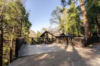 Serene Treetop Getaway- Cozy & Modern Tri-Level Mountain Cabin