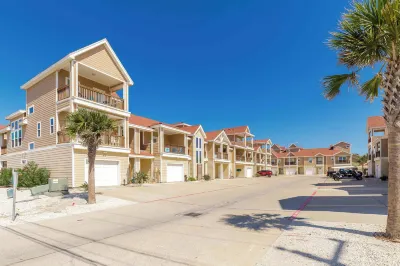 Fun 4 Bedroom Resort Pool Sleeps 12