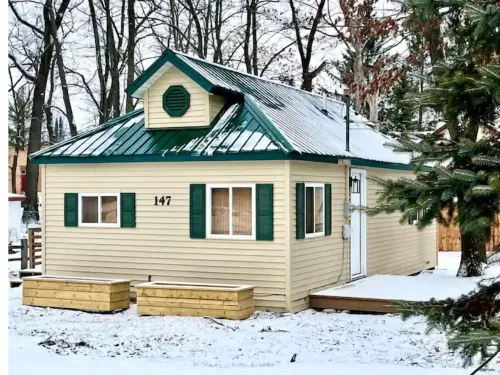 Stylish, Cozy Cabin in Lake George.