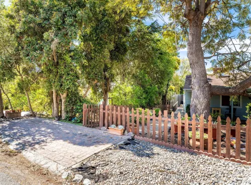 Quaint Carmel - Bungalow Close to Beach