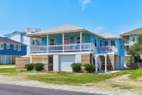 Cozy Beach Bungalow a Stone's Throw to the Beach!