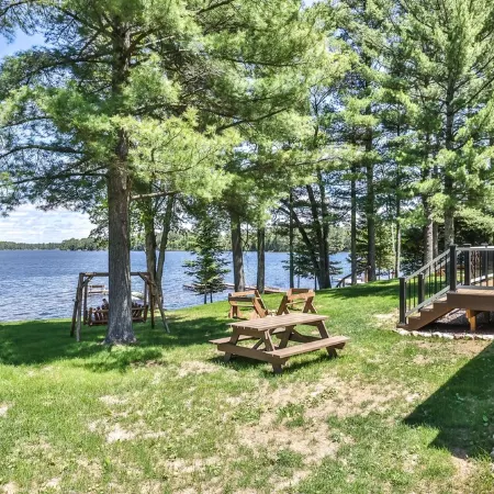Cedar Lodge: Lakefront Cabin - Wi-Fi, Free Firewood, Generator, No Cleaning Fee!