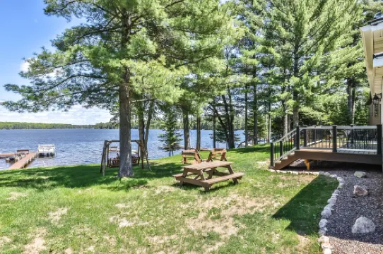 Cedar Lodge: Lakefront Cabin - Wi-Fi, Free Firewood, Generator, No Cleaning Fee!