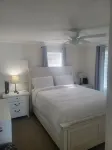 Annapolis Cozy Beachfront/Waterfront w/Chesapeake Bay Bridge view Hotel dekat Chesapeake Harbour Marina
