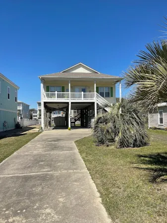 4-bedroom house in delightful Oak Island with WiFi, AC