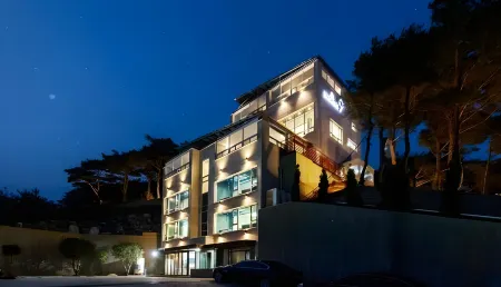 Taean (Anmyeondo) Indigo Nine Pool Villa Отели рядом с достопримечательностью «Kkotji Beach»