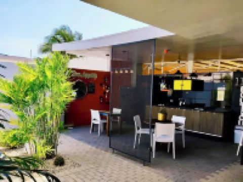 Beautiful studio with pool, very close to Eagle Beach 鷹海灘酒店