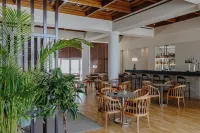 Golden Coast Beach Hotel - bar