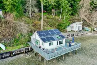 Secluded Overwater Eco-Cottage on Private Beach - con encanto