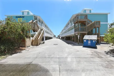 Sunrise Village 215- 2BR 1BA Gulf Front Sleep 6 Отели рядом с достопримечательностью «W Beach Blvd»