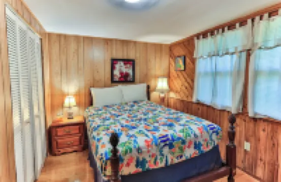 Charming 2-bedroom bungalow in fabulous Homosassa with AC, WiFi