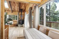 Relaxing Swiss Chalet-Style Cabin