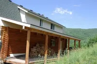 Cabin, 4 Bedrooms + Loft, 4.5 Baths, (Sleeps 8-12) Mountain views with trails
