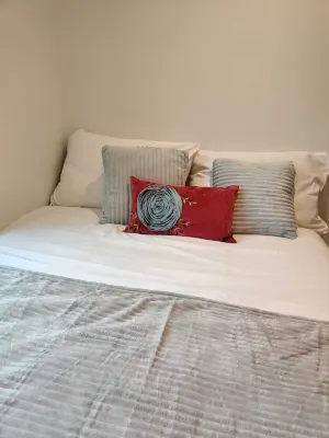 Beautiful, stylish and modern cosy, and central 2 bed house (can sleep up to 6) Hotel in zona Stoke Mandeville Hospital