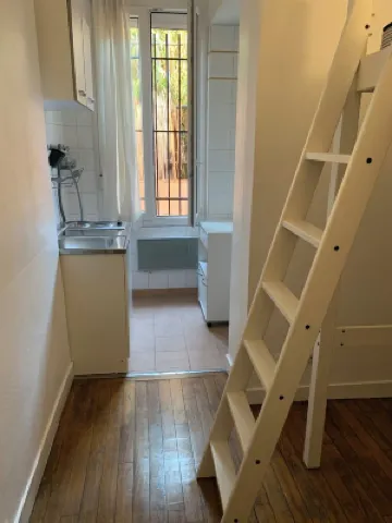 Quiet studio near amenities