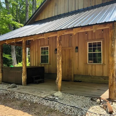 Charming 3-bedroom cabin with WiFi and AC in delightful Wetmore