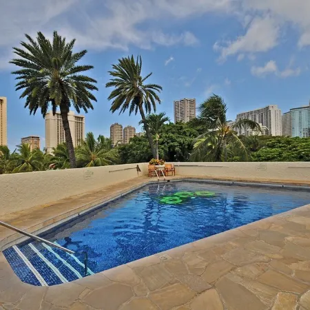 Unique Chic Hotel with pool, WiFi, gym & AC in world-class Waikiki, Hawaii.
