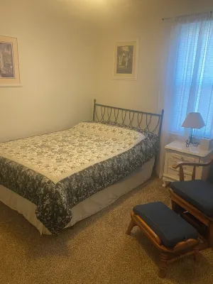 Halsey Home - Charming 2-bedroom house with AC, Wi-Fi in welcoming Hutchinson