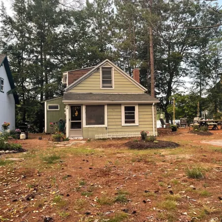 Sweet vintage cottage on Mountain View Lake, 2024 updates, next to Lake Sunapee