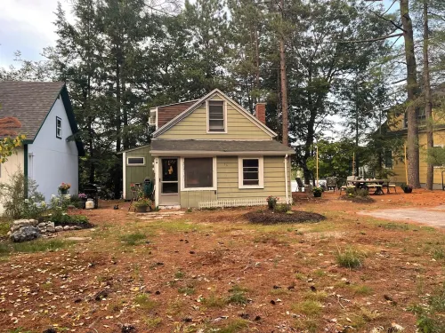 Sweet vintage cottage on Mountain View Lake, 2024 updates, next to Lake Sunapee