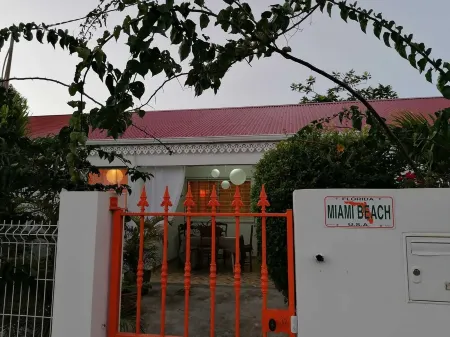 Creole vacation home 15 minutes from the beach and 5 minutes from downtown! Отели в г. Ривьер-Сале