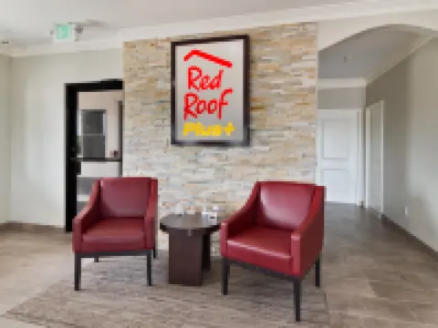 Red Roof Plus+ Galveston - Beachfront Hotels in Galveston