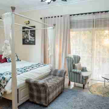 Spacious 5-bedroom bungalow in charming Kampala with WiFi Rooms