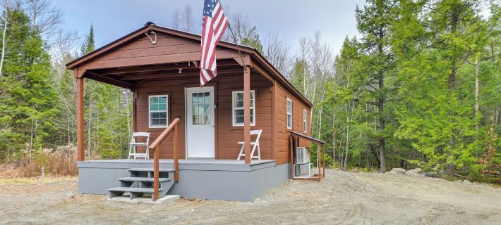 Cozy Brownville Cabin 2 Mi to Schoodic Lake! Ξενοδοχεία στην πόλη Piscataquis County