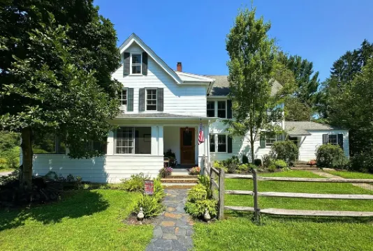 Private Unit in shared 1830 Farmhouse Hotels in Hillsdale