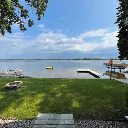 Willow Cove Cottage - A Serene 5-Bedroom House on Pleasant Lake in Annandale, MN