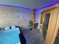 Logement Avec Espace Balneo, Onnaing Proche Toyota Hotels in Onnaing