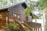 Secluded 4WD Adventure with Mountain Views, Hot Tub and Flat Yard. Pet-Friendly!