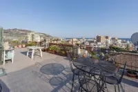 Comfortable central - large terrace-solarium - beach 4 minutes walk - bright Hotel a Arma di Taggia