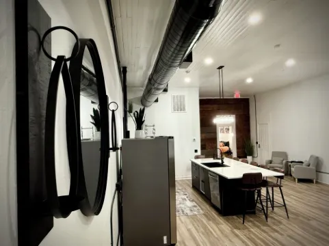 “Downtown Boro Loft” Charming 1600 sq foot open concept Downtown Jacksboro Hotels in Jack County