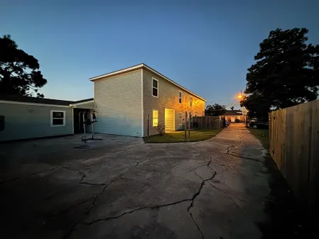 Spacious 3-bedroom corporate apartment with WiFi, AC in lovely Kenner