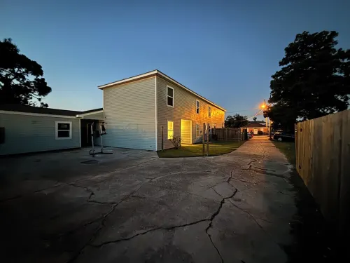 Spacious 3-bedroom corporate apartment with WiFi, AC in lovely Kenner