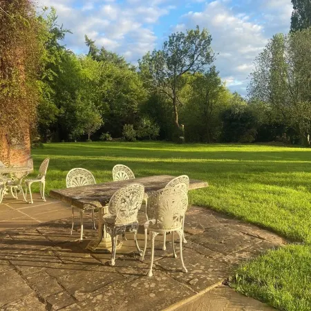 Large, comfortable Manor House near Ludlow with ten en-suite bedrooms.