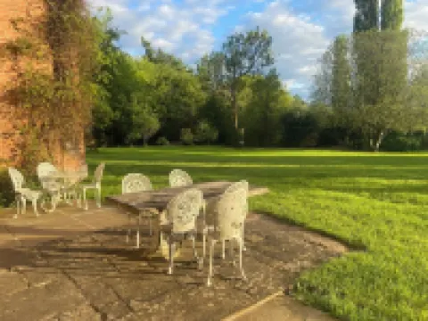 Large, comfortable Manor House near Ludlow with ten en-suite bedrooms.