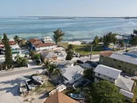 Cozy 2-bedroom apartment in delightful Bimini with WiFi, AC