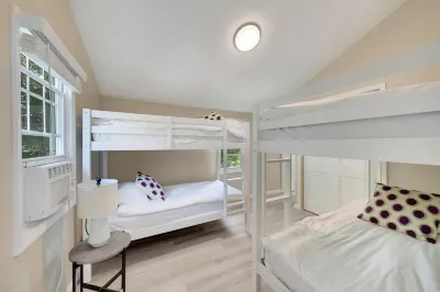 The Porch House - Lake Access! Hotel in zona Camp Bais Yaakov