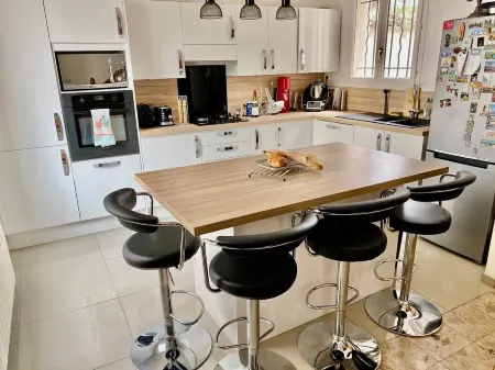 Superbe Maison à 2 Minutes du Métro Отели рядом с достопримечательностью «Alstom»